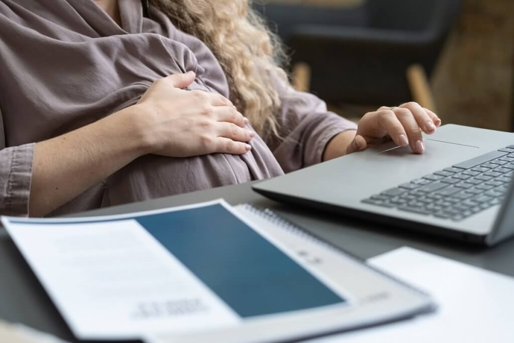 pregnant woman working on laptop