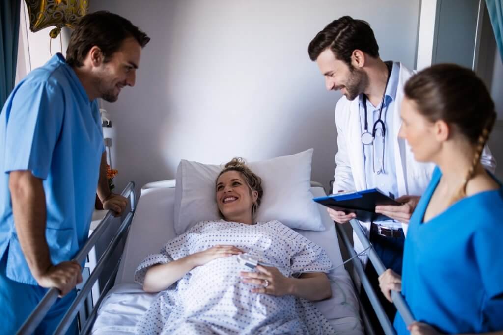 medical professionals talking to a pregnant woman