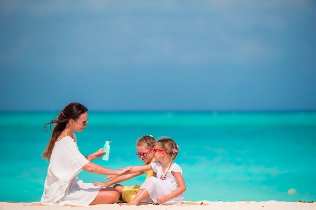 mom putting on sunscreen